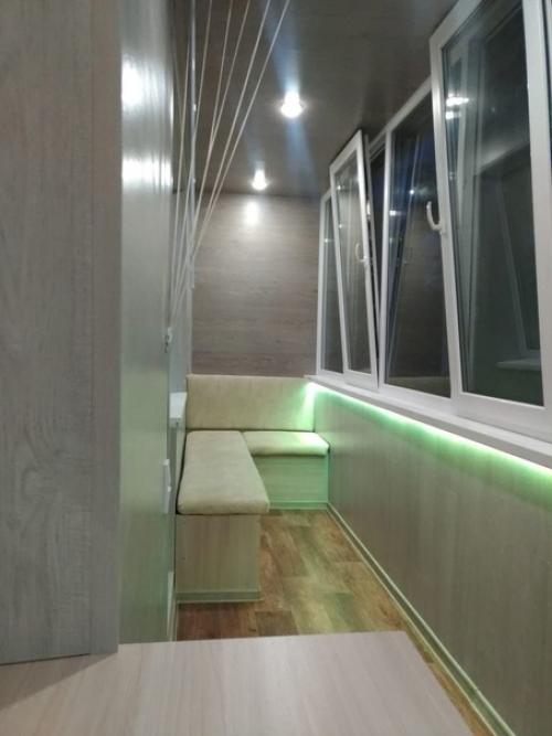 Балкон в этом помещение еще местом для сушки белья служит.