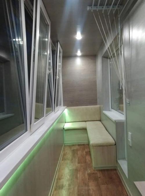 Балкон в этом помещение еще местом для сушки белья служит. 02