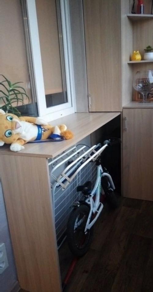 Балкон в этом помещение еще местом для сушки белья служит. 05