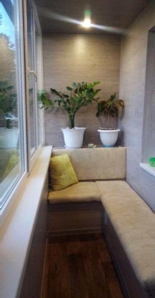 Балкон в этом помещение еще местом для сушки белья служит. 04