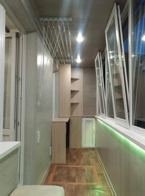 Балкон в этом помещение еще местом для сушки белья служит. 01