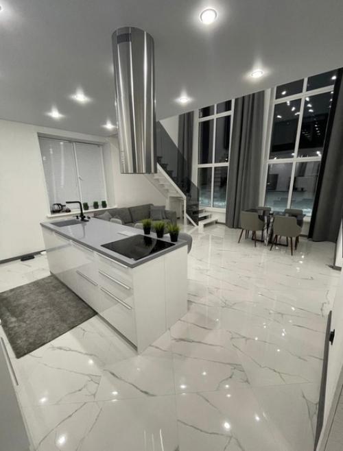 Просторный дом. С бассейном. 01