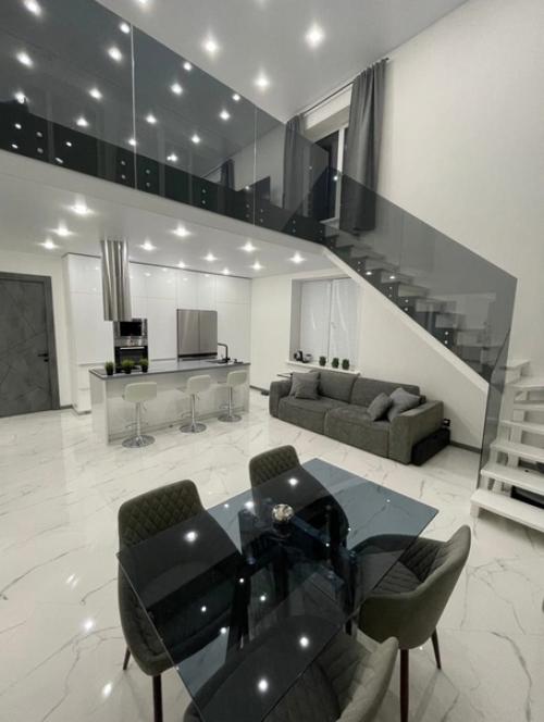 Просторный дом. С бассейном.