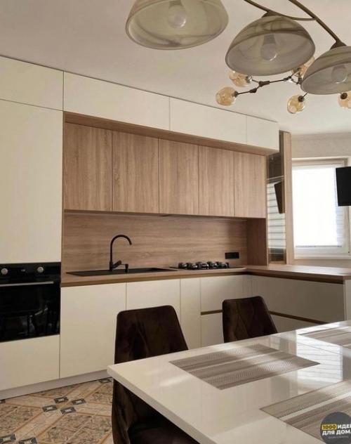 Просторная кухня. В светлых тонах.