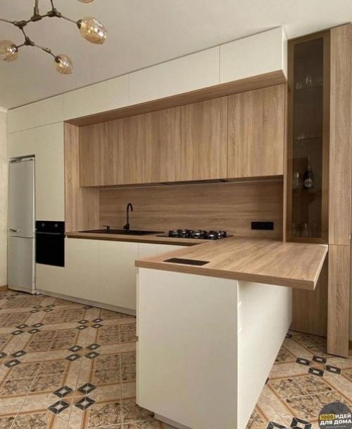 Просторная кухня. В светлых тонах. 01