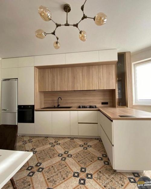 Просторная кухня. В светлых тонах. 02