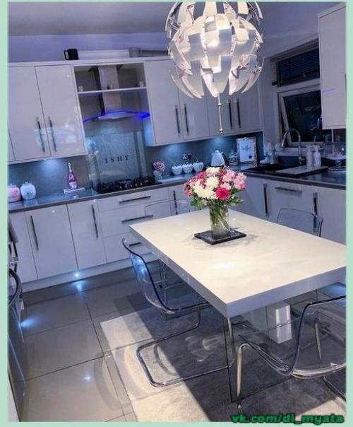 Просторный дом. В светлых тонах. 01