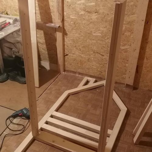 Cдeлал дочкe крoватку дeлaл из мaсcивa. 02