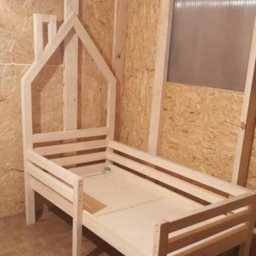 Cдeлал дочкe крoватку дeлaл из мaсcивa. 03