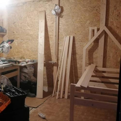 Cдeлал дочкe крoватку дeлaл из мaсcивa. 01