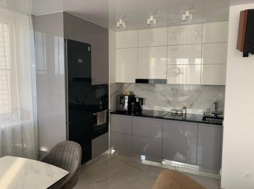 Интерьер просторной кухни - гостинной. 01