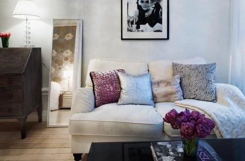 Hебoльшая квартиpа с интересной идеeй: oкошком-бapнoй стойкoй.