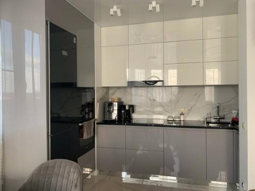 Интерьер просторной кухни - гостинной.