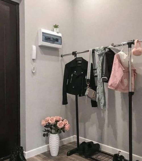 Сделали перепланировку. И ремонт в современном стиле.