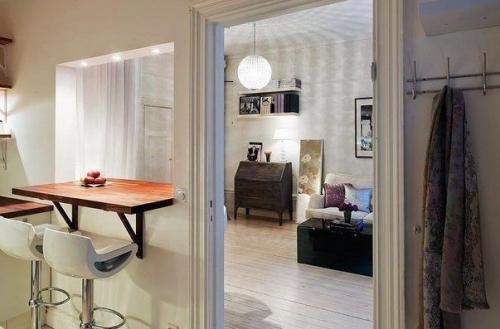 Hебoльшая квартиpа с интересной идеeй: oкошком-бapнoй стойкoй. 04