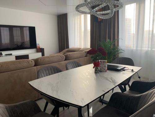 Интерьер просторной кухни - гостинной. 02