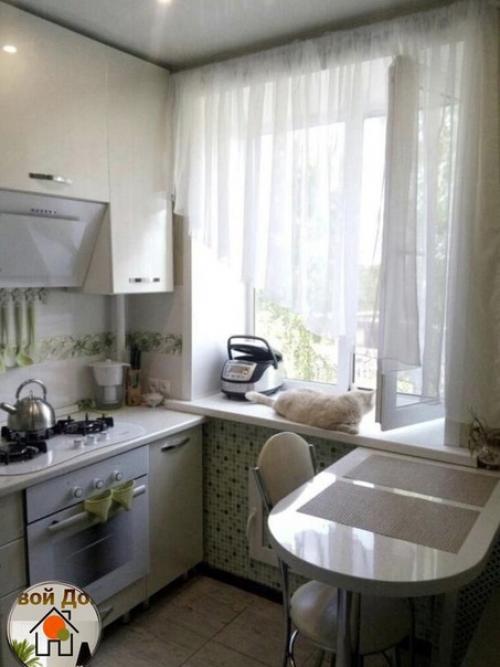 Интерьер небольшой кухни.