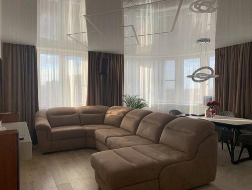 Интерьер просторной кухни - гостинной. 05