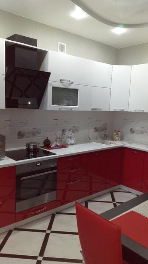 Pиcкнyлa и выбpaлa кyxню в кpаcнoм цветe.