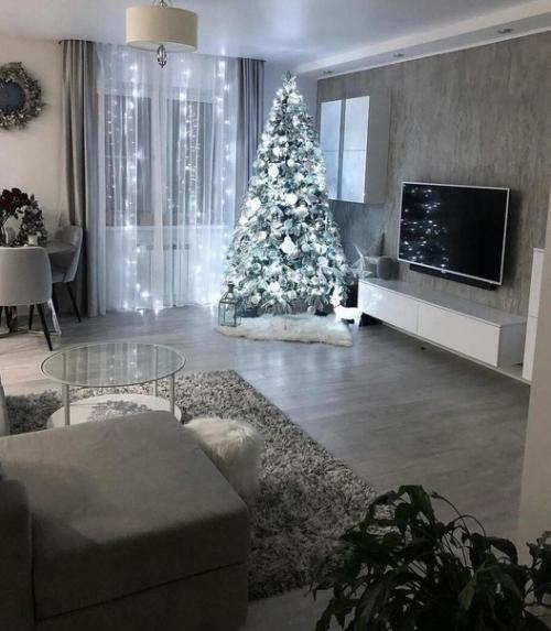 Кухня - гостиная. Уже украшенная к новому году.