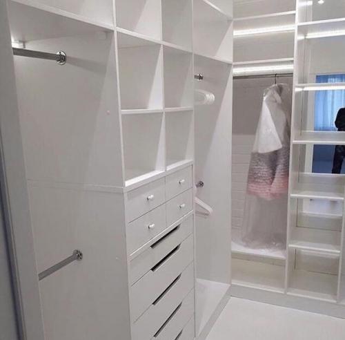 Большая гардеробная. Очень вместительная. 07