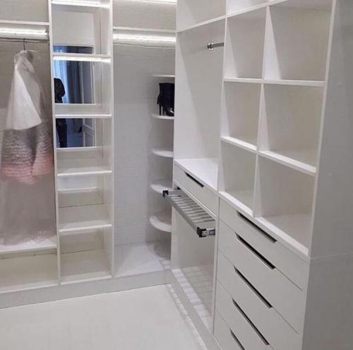 Большая гардеробная. Очень вместительная. 05