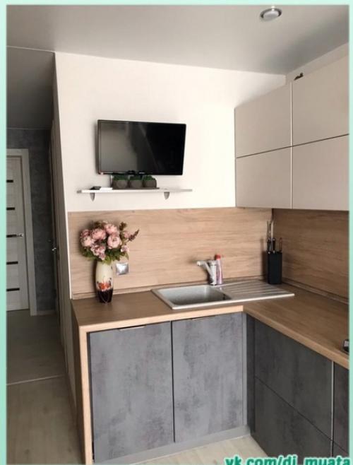 Объединили кухню с балконом.