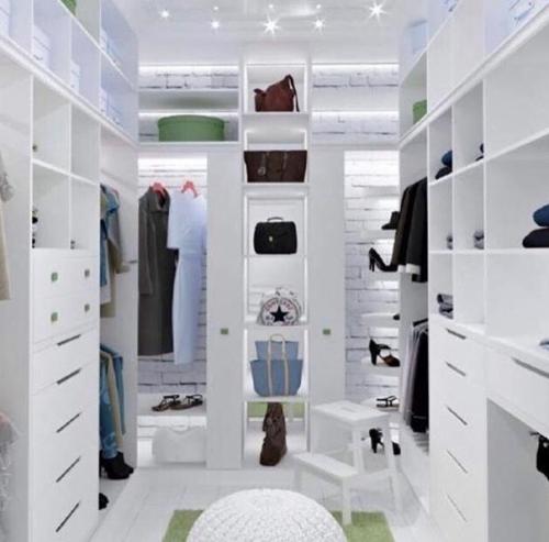 Большая гардеробная. Очень вместительная. 06