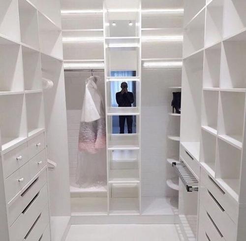 Большая гардеробная. Очень вместительная. 04