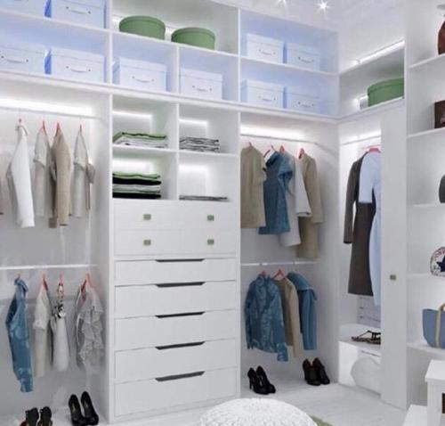 Большая гардеробная. Очень вместительная. 09