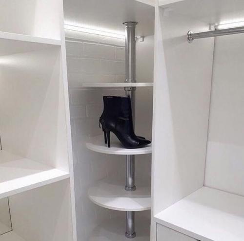 Большая гардеробная. Очень вместительная. 03