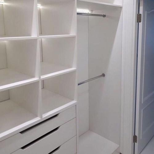 Большая гардеробная. Очень вместительная. 02