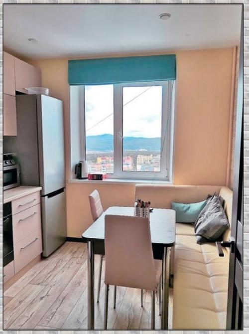 Небольшая кухня. В приятных, светлых оттенках.