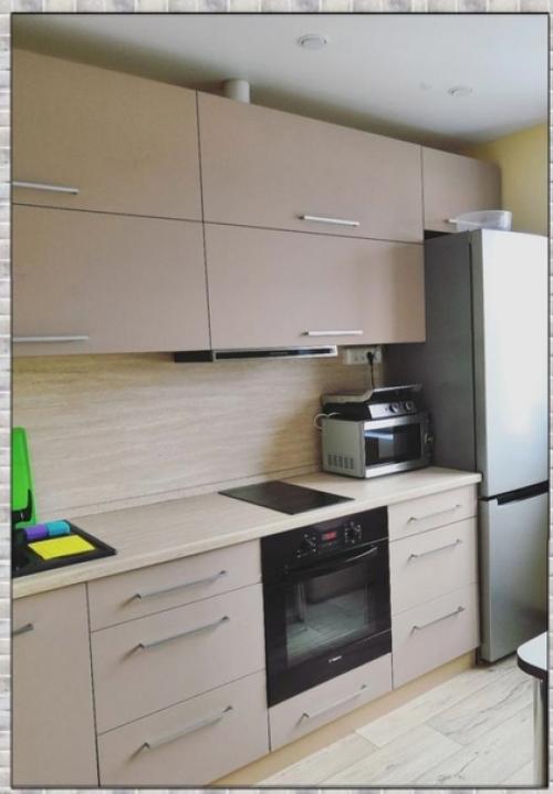 Небольшая кухня. В приятных, светлых оттенках. 02