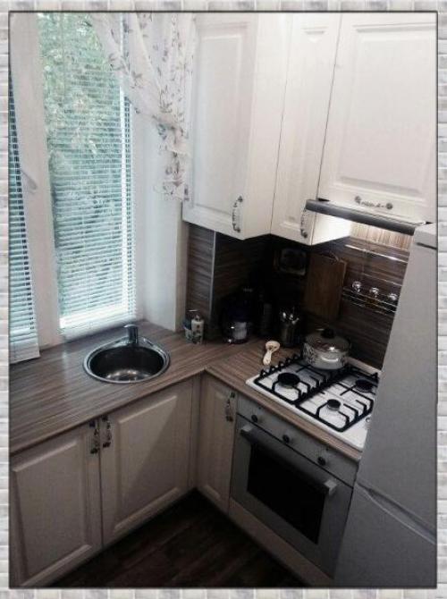 Небольшая кухня. В спокойных оттенках.