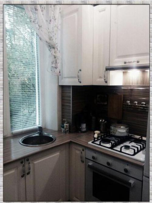 Небольшая кухня. В спокойных оттенках. 02