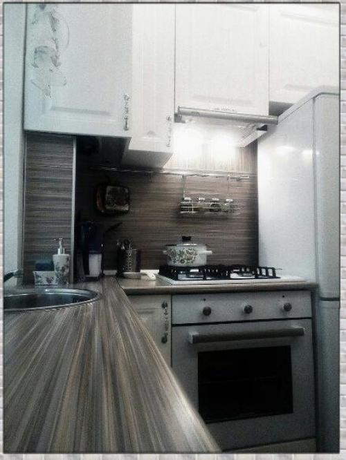 Небольшая кухня. В спокойных оттенках. 05