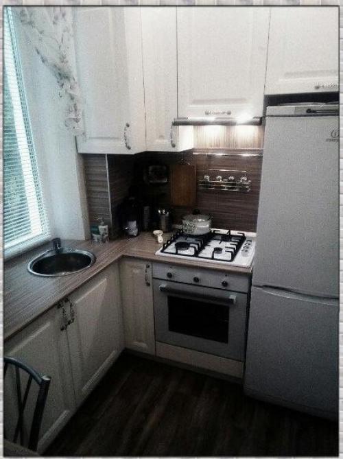 Небольшая кухня. В спокойных оттенках. 03