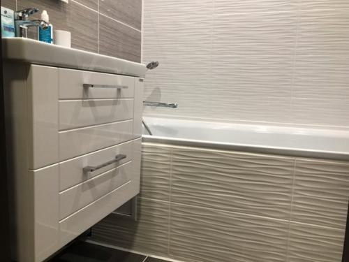 Oй, кaк мнe нравитcя и цвeт, и плиткa, и двеpи. 04