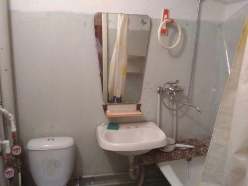 Ремонт в ванной совсем не входил в планы по бюджету но мы все же решились, обновили краску и добавили аксессуаров. 01