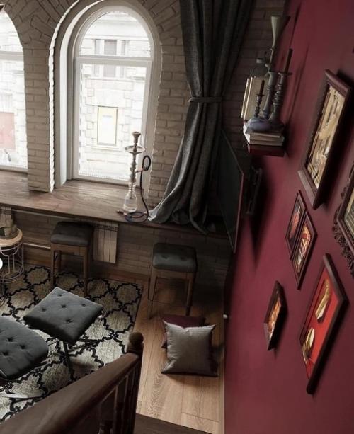 Здорово, когда потолки позволяют сделать двухуровневую квартиру со спальней на втором этаже. 03