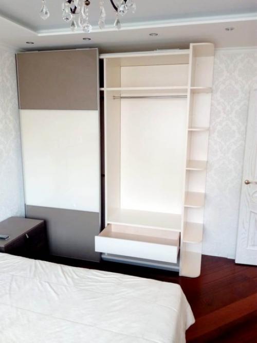 В качестве раздвижной системы выбрали навесные двери. 02