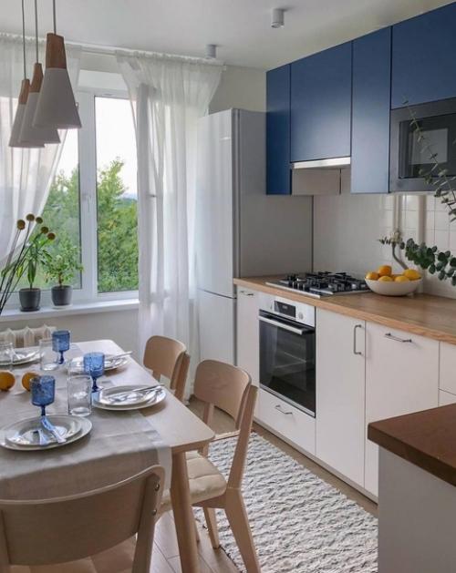 Небольшая кухня. В светлых тонах.