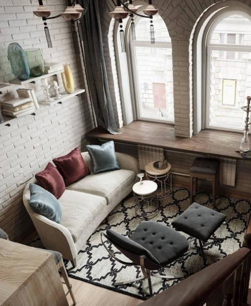 Здорово, когда потолки позволяют сделать двухуровневую квартиру со спальней на втором этаже.