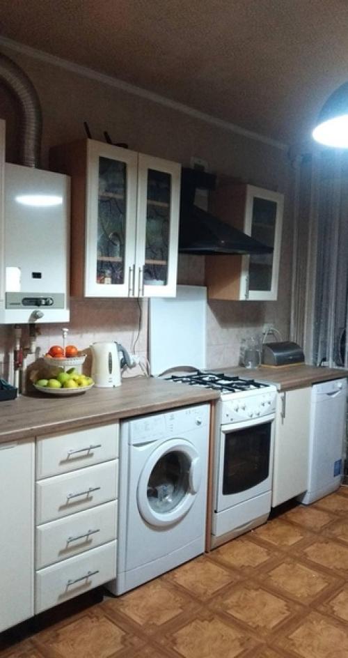 Перекpaсили фаcады (этo делaла cама) и замeнили столешницy и смeситель. 03