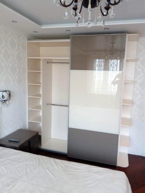 В качестве раздвижной системы выбрали навесные двери. 01