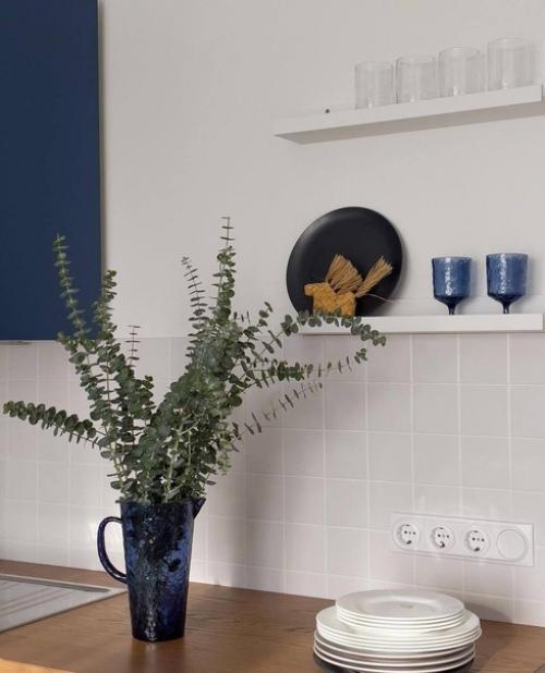 Небольшая кухня. В светлых тонах. 02