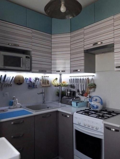 Небольшая ванная комната.