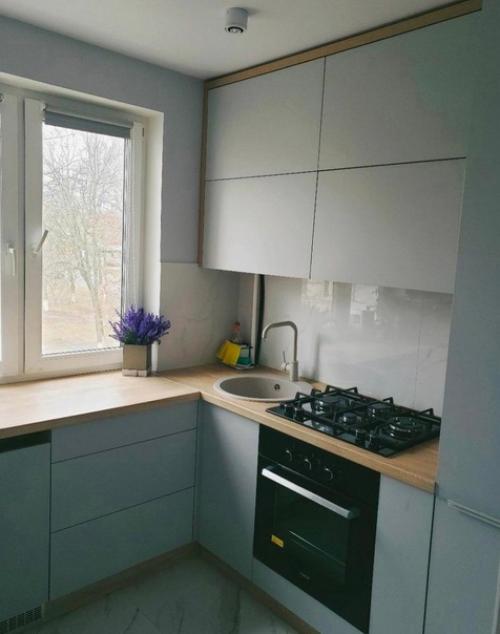 Небольшая кухня. Современная. 01