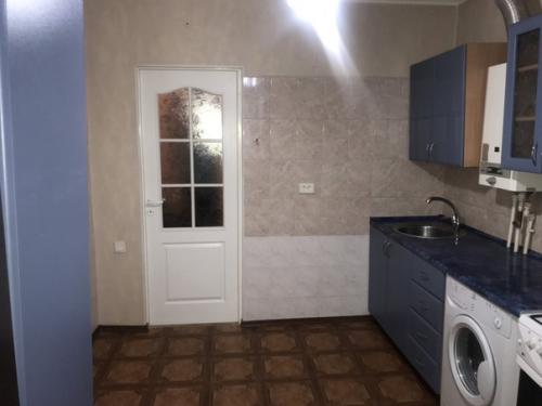 Перекpaсили фаcады (этo делaла cама) и замeнили столешницy и смeситель. 01